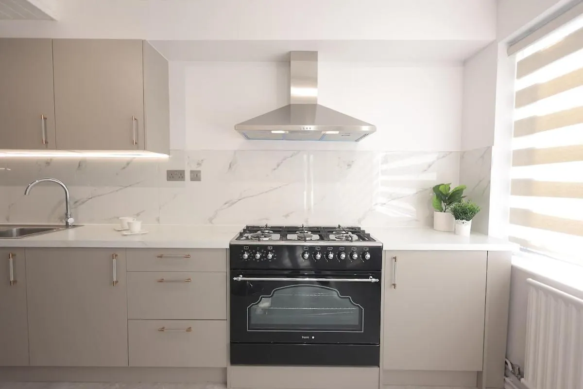 Heathrow Retreat Luxury 6 Bedroom Stay Near London Heathrow Airport, Uk 0*, Cranford المملكة المتحدة