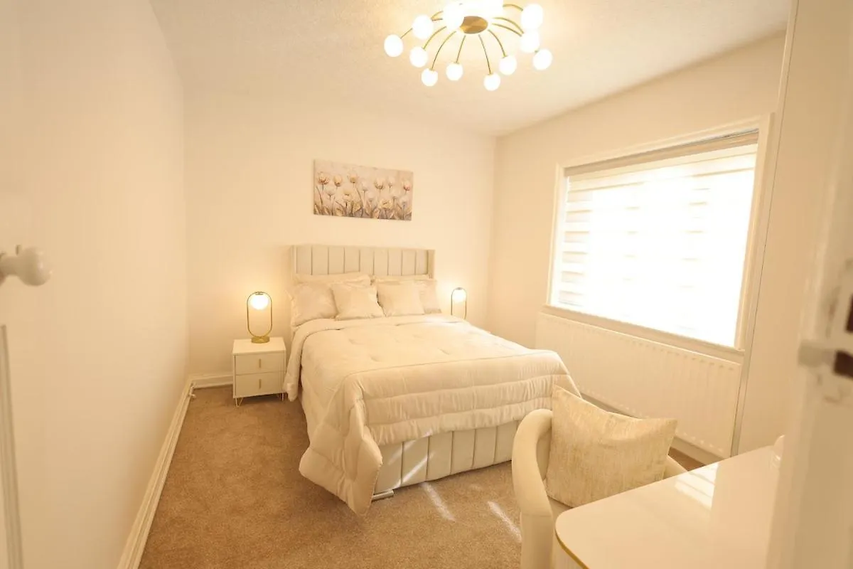 بيت للعطل Heathrow Retreat Luxury 6 Bedroom Stay Near London Heathrow Airport, Uk