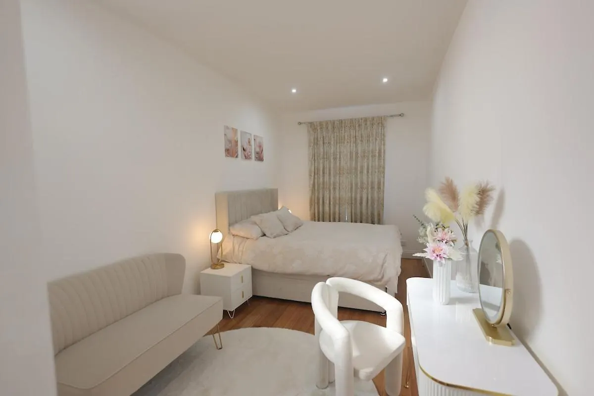 Heathrow Retreat Luxury 6 Bedroom Stay Near London Heathrow Airport, Uk Cranford