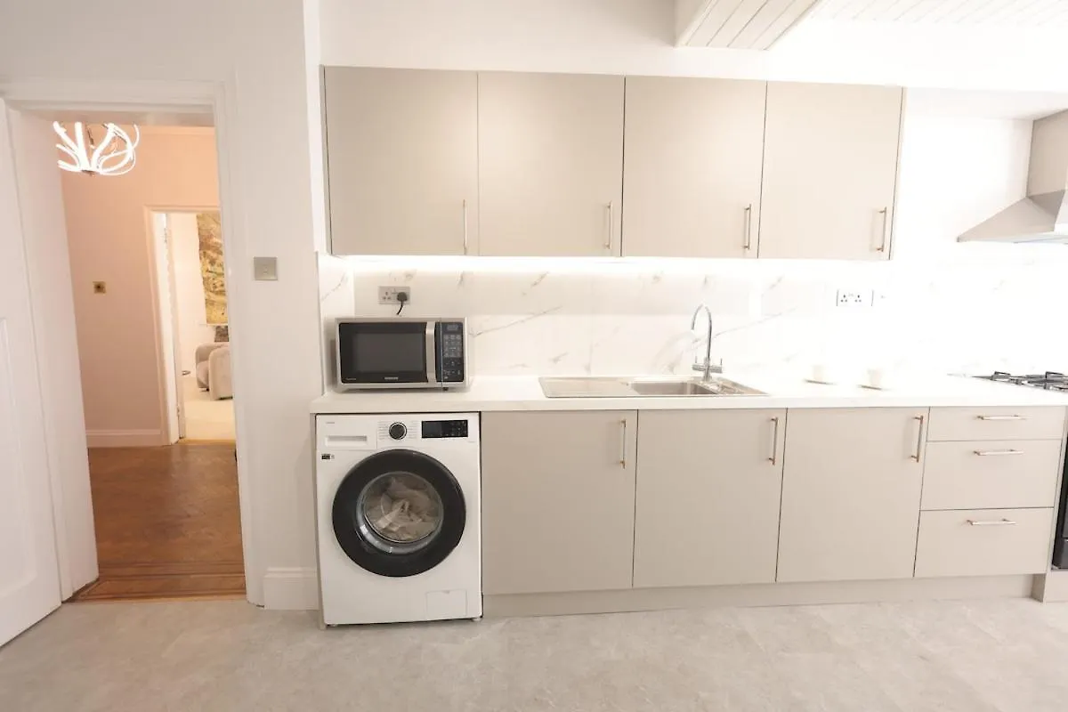 Heathrow Retreat Luxury 6 Bedroom Stay Near London Heathrow Airport, Uk Casa de Férias