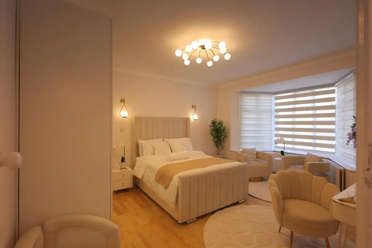 Casa de Férias Heathrow Retreat Luxury 6 Bedroom Stay Near London Heathrow Airport, Uk