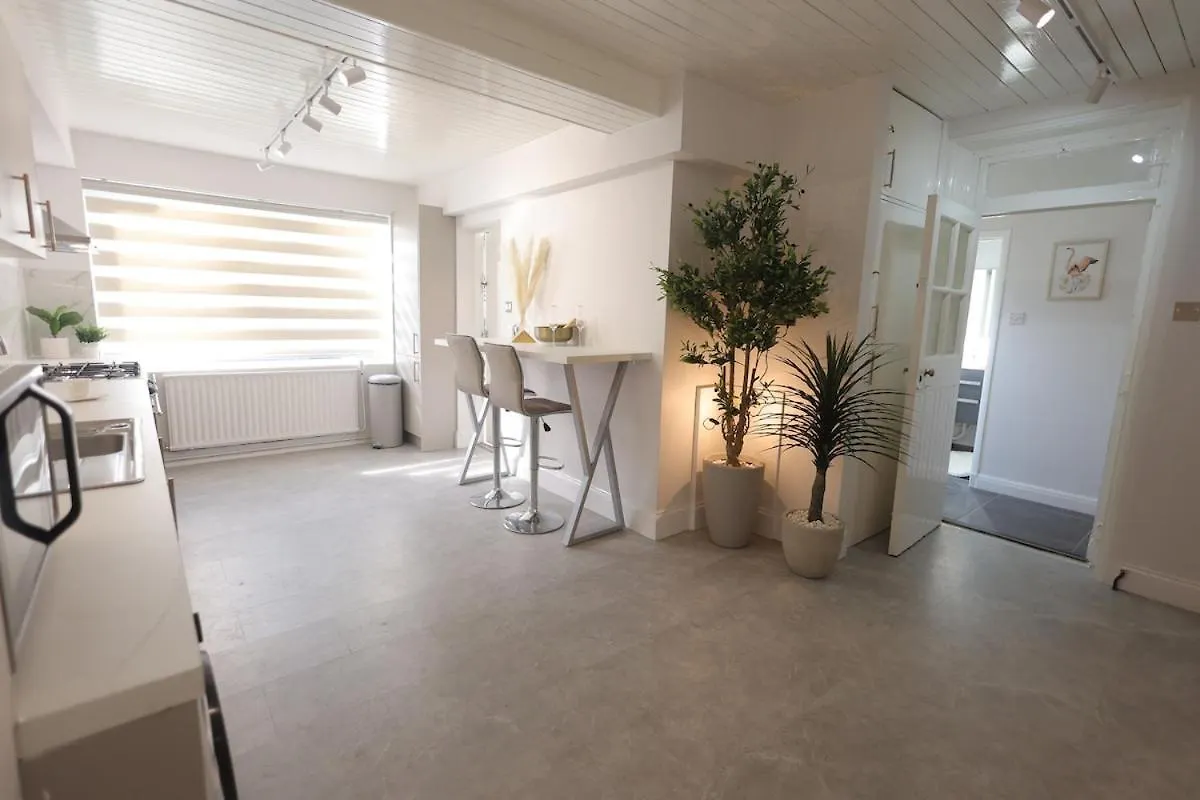 Heathrow Retreat Luxury 6 Bedroom Stay Near London Heathrow Airport, Uk Cranford