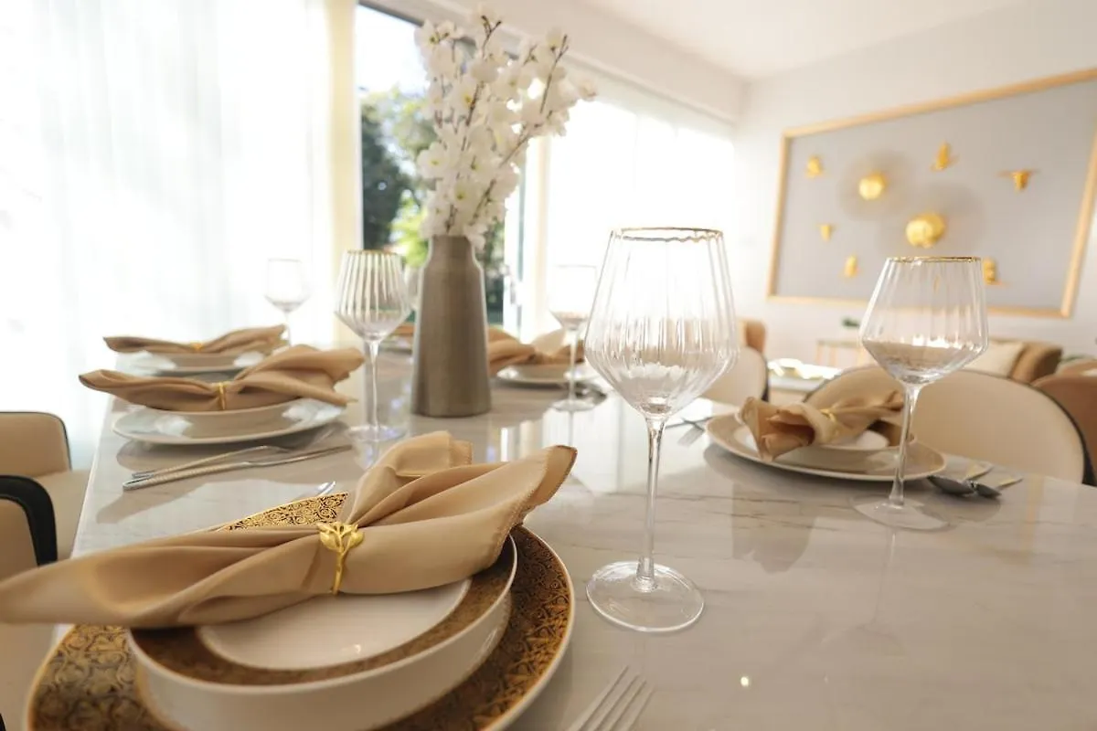Heathrow Retreat Luxury 6 Bedroom Stay Near London Heathrow Airport, Uk 0*, Cranford Reino Unido
