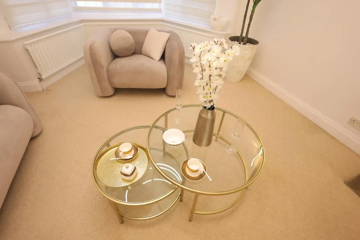 Heathrow Retreat Luxury 6 Bedroom Stay Near London Heathrow Airport, Uk 0*, Cranford
