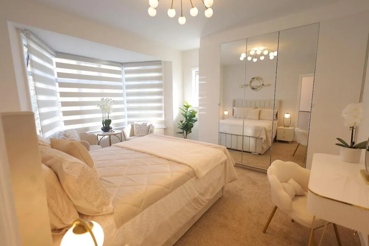 Heathrow Retreat Luxury 6 Bedroom Stay Near London Heathrow Airport, Uk